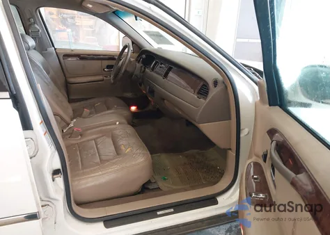 1999 Lincoln Town Car Executive из США, поврежденный, VIN 1LNHM81WXXY718705